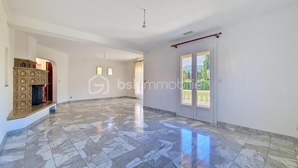Dans un environnement calme, villa 4 faces de 155 m2 exposée plein sud, composée en RDC d'une entrée avec placards, cuisine indépendante, salon/séjour lumineux avec cheminée, 2 chambres, bureau, salle d'eau avec wc et wc indépendant.
A l'étage: grand palier desservant 2 chambres, salle d'eau, wc indépendant.
A l'extérieur, vous profiterez d'un agréable terrain arboré de 2505 m2 offrant 2 grandes terrasses, une piscine et une cuisine d'été.
Vous disposerez également d'un garage, d'une dépendance, d'un abri voitures, d'un abri bois ainsi que d'un potager.

Les atouts: - Maison bien entretenue
                   - double vitrage
                   - gainable et cheminée
                   - nombreux rangements
                   - terrain arboré avec canal d'arrosage et réseau sous pression
                   - vue imprenable sur le Canigou