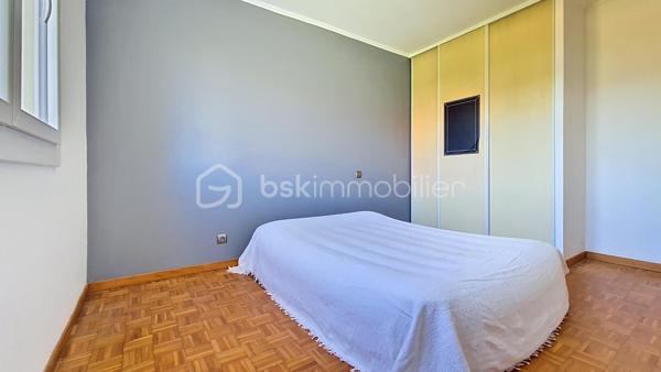 Dans un environnement calme, villa 4 faces de 155 m2 exposée plein sud, composée en RDC d'une entrée avec placards, cuisine indépendante, salon/séjour lumineux avec cheminée, 2 chambres, bureau, salle d'eau avec wc et wc indépendant.
A l'étage: grand palier desservant 2 chambres, salle d'eau, wc indépendant.
A l'extérieur, vous profiterez d'un agréable terrain arboré de 2505 m2 offrant 2 grandes terrasses, une piscine et une cuisine d'été.
Vous disposerez également d'un garage, d'une dépendance, d'un abri voitures, d'un abri bois ainsi que d'un potager.

Les atouts: - Maison bien entretenue
                   - double vitrage
                   - gainable et cheminée
                   - nombreux rangements
                   - terrain arboré avec canal d'arrosage et réseau sous pression
                   - vue imprenable sur le Canigou