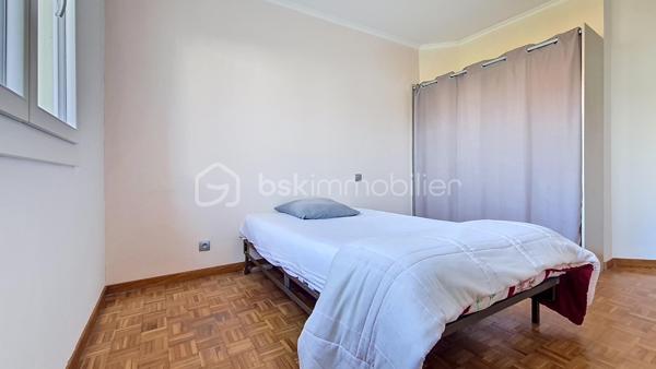 Dans un environnement calme, villa 4 faces de 155 m2 exposée plein sud, composée en RDC d'une entrée avec placards, cuisine indépendante, salon/séjour lumineux avec cheminée, 2 chambres, bureau, salle d'eau avec wc et wc indépendant.
A l'étage: grand palier desservant 2 chambres, salle d'eau, wc indépendant.
A l'extérieur, vous profiterez d'un agréable terrain arboré de 2505 m2 offrant 2 grandes terrasses, une piscine et une cuisine d'été.
Vous disposerez également d'un garage, d'une dépendance, d'un abri voitures, d'un abri bois ainsi que d'un potager.

Les atouts: - Maison bien entretenue
                   - double vitrage
                   - gainable et cheminée
                   - nombreux rangements
                   - terrain arboré avec canal d'arrosage et réseau sous pression
                   - vue imprenable sur le Canigou