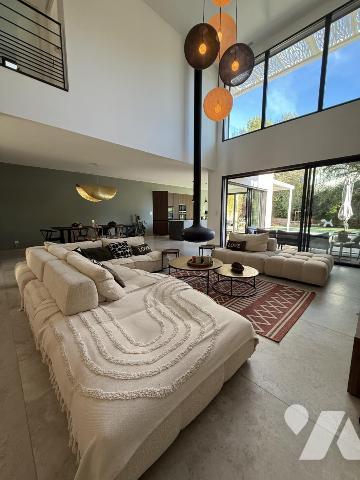 CASTELNAU-LE-LEZ Villa contemporaine T6 avec garage piscine et terrain attenant