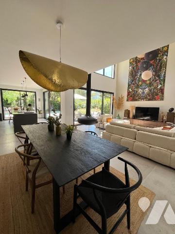 CASTELNAU-LE-LEZ Villa contemporaine T6 avec garage piscine et terrain attenant