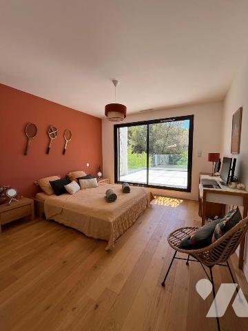 CASTELNAU-LE-LEZ Villa contemporaine T6 avec garage piscine et terrain attenant