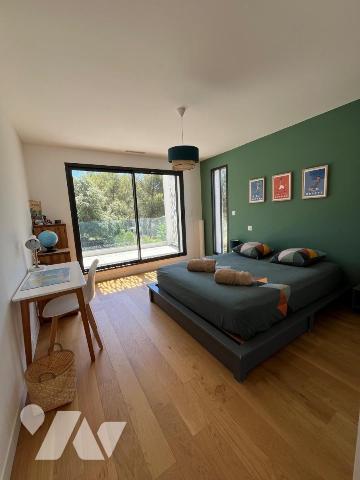 CASTELNAU-LE-LEZ Villa contemporaine T6 avec garage piscine et terrain attenant