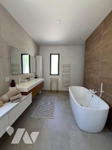 CASTELNAU-LE-LEZ Villa contemporaine T6 avec garage piscine et terrain attenant