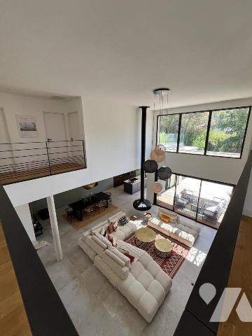 CASTELNAU-LE-LEZ Villa contemporaine T6 avec garage piscine et terrain attenant