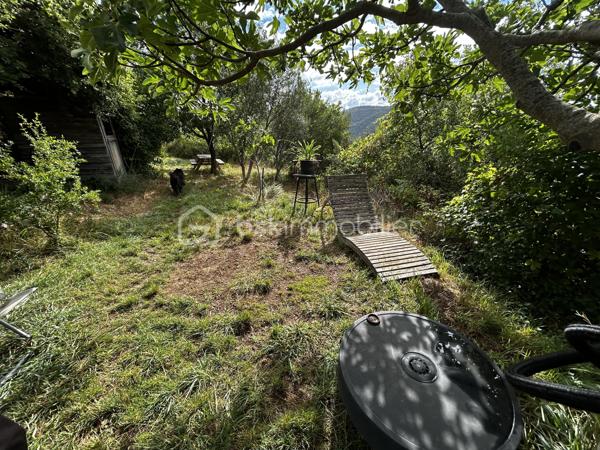Rare en Aveyron, sans vis-à-vis, venez découvrir cette maison en partie autonome et son terrain de 2,79 ha.
Amoureux de la nature et de tranquillité, cette propriété atypique située dans un environnement préservé  vous offrira une vue panoramique et imprenable sur nos paysages Aveyronnais.
Cette maison en bois profiterait à un projet de vie en autonomie, un mode de vie éco-responsable.
Le bien est équipé de trois panneaux solaires pour l'électricité, d'une source (débit constant été comme hivers) fournissant l'eau froide ainsi qu'un toilette sèche (assainissement individuel à prévoir).
L'atout est le terrain qui entoure la propriété d'un seul tenant de 2,79 ha. Un espace idéal pour de la permaculture, agriculture ou tout simplement pour garantir une intimité totale !
Plusieurs arbres fruitiés ainsi des chênes truffiers viennent agrandir les points forts de ce dernier !

Je reste à votre disposition pour plus de renseignement.