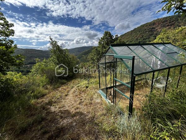 Rare en Aveyron, sans vis-à-vis, venez découvrir cette maison en partie autonome et son terrain de 2,79 ha.
Amoureux de la nature et de tranquillité, cette propriété atypique située dans un environnement préservé  vous offrira une vue panoramique et imprenable sur nos paysages Aveyronnais.
Cette maison en bois profiterait à un projet de vie en autonomie, un mode de vie éco-responsable.
Le bien est équipé de trois panneaux solaires pour l'électricité, d'une source (débit constant été comme hivers) fournissant l'eau froide ainsi qu'un toilette sèche (assainissement individuel à prévoir).
L'atout est le terrain qui entoure la propriété d'un seul tenant de 2,79 ha. Un espace idéal pour de la permaculture, agriculture ou tout simplement pour garantir une intimité totale !
Plusieurs arbres fruitiés ainsi des chênes truffiers viennent agrandir les points forts de ce dernier !

Je reste à votre disposition pour plus de renseignement.
