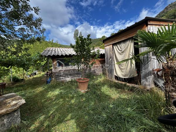 Rare en Aveyron, sans vis-à-vis, venez découvrir cette maison en partie autonome et son terrain de 2,79 ha.
Amoureux de la nature et de tranquillité, cette propriété atypique située dans un environnement préservé  vous offrira une vue panoramique et imprenable sur nos paysages Aveyronnais.
Cette maison en bois profiterait à un projet de vie en autonomie, un mode de vie éco-responsable.
Le bien est équipé de trois panneaux solaires pour l'électricité, d'une source (débit constant été comme hivers) fournissant l'eau froide ainsi qu'un toilette sèche (assainissement individuel à prévoir).
L'atout est le terrain qui entoure la propriété d'un seul tenant de 2,79 ha. Un espace idéal pour de la permaculture, agriculture ou tout simplement pour garantir une intimité totale !
Plusieurs arbres fruitiés ainsi des chênes truffiers viennent agrandir les points forts de ce dernier !

Je reste à votre disposition pour plus de renseignement.