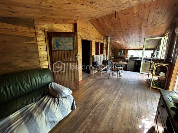 Rare en Aveyron, sans vis-à-vis, venez découvrir cette maison en partie autonome et son terrain de 2,79 ha.
Amoureux de la nature et de tranquillité, cette propriété atypique située dans un environnement préservé  vous offrira une vue panoramique et imprenable sur nos paysages Aveyronnais.
Cette maison en bois profiterait à un projet de vie en autonomie, un mode de vie éco-responsable.
Le bien est équipé de trois panneaux solaires pour l'électricité, d'une source (débit constant été comme hivers) fournissant l'eau froide ainsi qu'un toilette sèche (assainissement individuel à prévoir).
L'atout est le terrain qui entoure la propriété d'un seul tenant de 2,79 ha. Un espace idéal pour de la permaculture, agriculture ou tout simplement pour garantir une intimité totale !
Plusieurs arbres fruitiés ainsi des chênes truffiers viennent agrandir les points forts de ce dernier !

Je reste à votre disposition pour plus de renseignement.