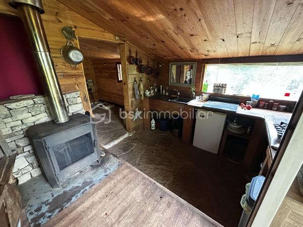 Rare en Aveyron, sans vis-à-vis, venez découvrir cette maison en partie autonome et son terrain de 2,79 ha.
Amoureux de la nature et de tranquillité, cette propriété atypique située dans un environnement préservé  vous offrira une vue panoramique et imprenable sur nos paysages Aveyronnais.
Cette maison en bois profiterait à un projet de vie en autonomie, un mode de vie éco-responsable.
Le bien est équipé de trois panneaux solaires pour l'électricité, d'une source (débit constant été comme hivers) fournissant l'eau froide ainsi qu'un toilette sèche (assainissement individuel à prévoir).
L'atout est le terrain qui entoure la propriété d'un seul tenant de 2,79 ha. Un espace idéal pour de la permaculture, agriculture ou tout simplement pour garantir une intimité totale !
Plusieurs arbres fruitiés ainsi des chênes truffiers viennent agrandir les points forts de ce dernier !

Je reste à votre disposition pour plus de renseignement.