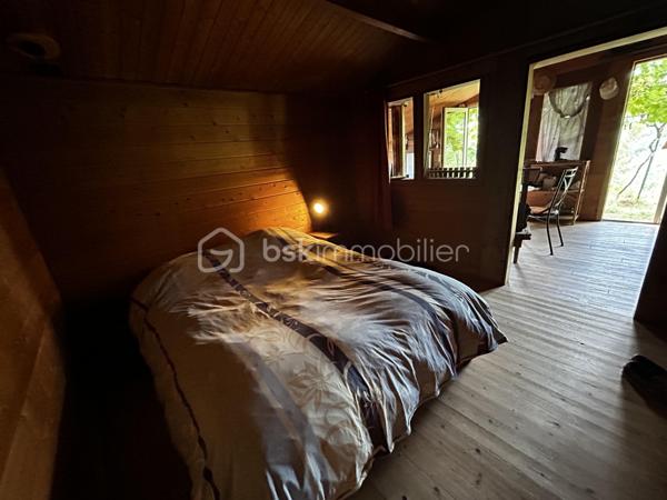 Rare en Aveyron, sans vis-à-vis, venez découvrir cette maison en partie autonome et son terrain de 2,79 ha.
Amoureux de la nature et de tranquillité, cette propriété atypique située dans un environnement préservé  vous offrira une vue panoramique et imprenable sur nos paysages Aveyronnais.
Cette maison en bois profiterait à un projet de vie en autonomie, un mode de vie éco-responsable.
Le bien est équipé de trois panneaux solaires pour l'électricité, d'une source (débit constant été comme hivers) fournissant l'eau froide ainsi qu'un toilette sèche (assainissement individuel à prévoir).
L'atout est le terrain qui entoure la propriété d'un seul tenant de 2,79 ha. Un espace idéal pour de la permaculture, agriculture ou tout simplement pour garantir une intimité totale !
Plusieurs arbres fruitiés ainsi des chênes truffiers viennent agrandir les points forts de ce dernier !

Je reste à votre disposition pour plus de renseignement.