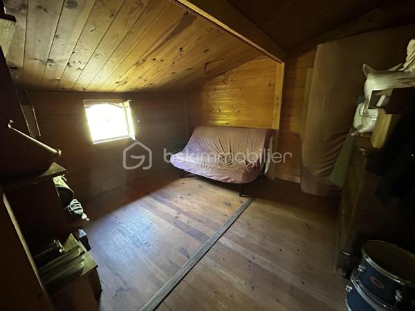 Rare en Aveyron, sans vis-à-vis, venez découvrir cette maison en partie autonome et son terrain de 2,79 ha.
Amoureux de la nature et de tranquillité, cette propriété atypique située dans un environnement préservé  vous offrira une vue panoramique et imprenable sur nos paysages Aveyronnais.
Cette maison en bois profiterait à un projet de vie en autonomie, un mode de vie éco-responsable.
Le bien est équipé de trois panneaux solaires pour l'électricité, d'une source (débit constant été comme hivers) fournissant l'eau froide ainsi qu'un toilette sèche (assainissement individuel à prévoir).
L'atout est le terrain qui entoure la propriété d'un seul tenant de 2,79 ha. Un espace idéal pour de la permaculture, agriculture ou tout simplement pour garantir une intimité totale !
Plusieurs arbres fruitiés ainsi des chênes truffiers viennent agrandir les points forts de ce dernier !

Je reste à votre disposition pour plus de renseignement.