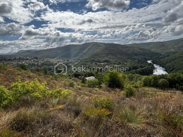Rare en Aveyron, sans vis-à-vis, venez découvrir cette maison en partie autonome et son terrain de 2,79 ha.
Amoureux de la nature et de tranquillité, cette propriété atypique située dans un environnement préservé  vous offrira une vue panoramique et imprenable sur nos paysages Aveyronnais.
Cette maison en bois profiterait à un projet de vie en autonomie, un mode de vie éco-responsable.
Le bien est équipé de trois panneaux solaires pour l'électricité, d'une source (débit constant été comme hivers) fournissant l'eau froide ainsi qu'un toilette sèche (assainissement individuel à prévoir).
L'atout est le terrain qui entoure la propriété d'un seul tenant de 2,79 ha. Un espace idéal pour de la permaculture, agriculture ou tout simplement pour garantir une intimité totale !
Plusieurs arbres fruitiés ainsi des chênes truffiers viennent agrandir les points forts de ce dernier !

Je reste à votre disposition pour plus de renseignement.