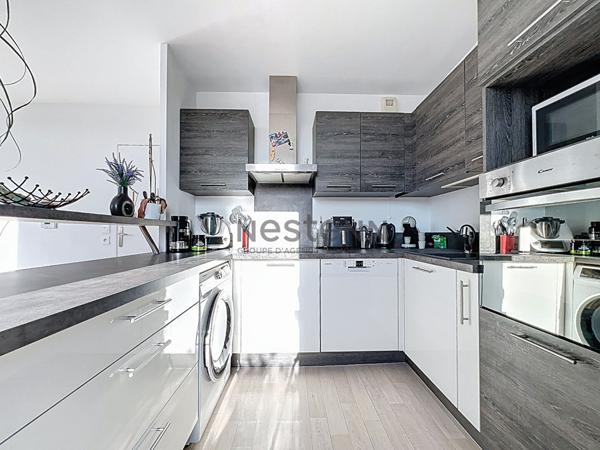 Appartement VAL POMPADOUR (limite CRETEIL) 3 pièces dernier étage avec terrasse!