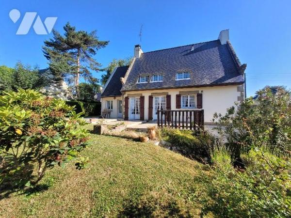 Une maison situé sur le secteur de Dinard à 2km de la plage du prieuré, cette maison comprend :...