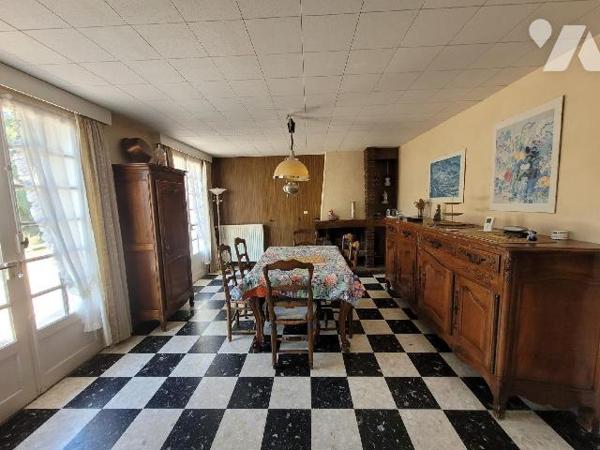 Une maison situé sur le secteur de Dinard à 2km de la plage du prieuré, cette maison comprend :...