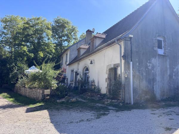 Le Veurdre - Ancien moulin à eau avec une maison spacieuse et un petit bout de rivière sur un terrain de 1,7 h Le Veurdre (03320)