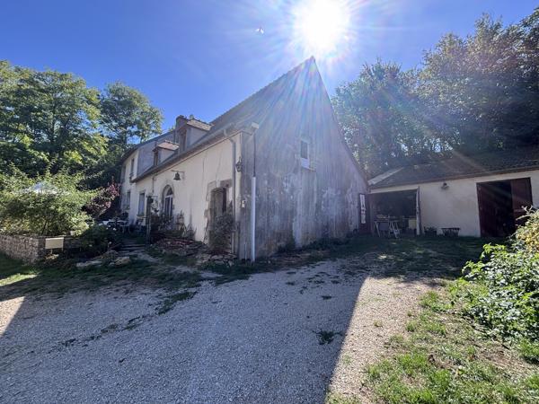 Le Veurdre - Ancien moulin à eau avec une maison spacieuse et un petit bout de rivière sur un terrain de 1,7 h Le Veurdre (03320)
