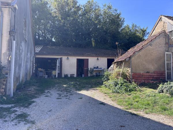 Le Veurdre - Ancien moulin à eau avec une maison spacieuse et un petit bout de rivière sur un terrain de 1,7 h Le Veurdre (03320)