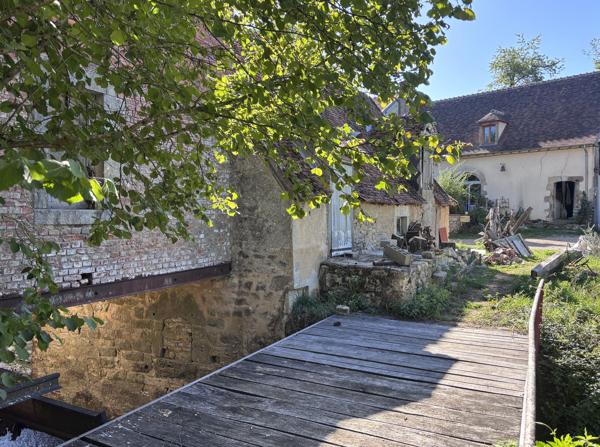 Le Veurdre - Ancien moulin à eau avec une maison spacieuse et un petit bout de rivière sur un terrain de 1,7 h Le Veurdre (03320)