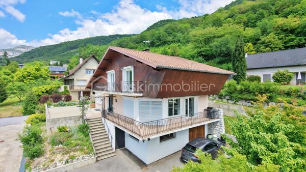 Idéalement située à Challes-les-Eaux, dans un environnement particulièrement recherché, au calme absolu au fond d’une impasse et à seulement à quelques minutes à pied du centre-ville, cette belle maison familiale saura séduire les amateurs d’espace, de tranquillité et de confort.

Édifiée sur un terrain de 680 m², cette maison développe 174 m² habitables (290 m² au sol) répartis sur trois niveaux, offrant de beaux volumes et une organisation idéale pour une grande famille.

Dès l’entrée, vous découvrirez une maison lumineuse bénéficiant d’une agréable exposition sud-ouest ainsi que d’une belle vue dégagée. Les espaces de vie profitent d’un accès direct aux grands balcons et à la terrasse exposés ouest, parfaits pour profiter des fins de journée ensoleillées.

L’agencement intérieur a été pensé pour offrir confort et fonctionnalité avec cinq grandes chambres, dont une véritable suite parentale au RDC comprenant dressing et salle de bains privative — un atout rare et particulièrement recherché. Des WC indépendants sont présents à chaque niveau ainsi qu'une salle d'eau à l'étage.

À l’extérieur, la maison offre différents espaces de vie permettant de profiter pleinement de chaque moment de la journée, avec un agréable coin jardin côté est.

Construite dans les années 70 et parfaitement entretenue, cette maison bénéficie de prestations de confort appréciables avec des menuiseries PVC en triple vitrage et des volets roulants électriques, garantissant confort thermique et tranquillité au quotidien. Elle est également équipée d’un chauffage performant aux granulés de bois (pellets), lui permettant d’obtenir un excellent classement énergétique (DPE C).

Un sous-sol total complète ces prestations avec de vastes espaces de stockage, une cave, un grand garage ainsi que des stationnements extérieur.

Son emplacement constitue un véritable point fort : située derrière le parc des Thermes, elle permet un accès rapide aux commodités, écoles, commerces et axes principaux tout en conservant un environnement résidentiel paisible.

Une maison aux volumes généreux et à l’emplacement privilégié, idéale pour une famille à la recherche d’espace et de qualité de vie.

Contactez moi si vous souhaitez organiser une visite.