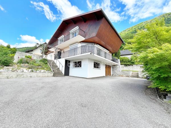 Idéalement située à Challes-les-Eaux, dans un environnement particulièrement recherché, au calme absolu au fond d’une impasse et à seulement à quelques minutes à pied du centre-ville, cette belle maison familiale saura séduire les amateurs d’espace, de tranquillité et de confort.

Édifiée sur un terrain de 680 m², cette maison développe 174 m² habitables (290 m² au sol) répartis sur trois niveaux, offrant de beaux volumes et une organisation idéale pour une grande famille.

Dès l’entrée, vous découvrirez une maison lumineuse bénéficiant d’une agréable exposition sud-ouest ainsi que d’une belle vue dégagée. Les espaces de vie profitent d’un accès direct aux grands balcons et à la terrasse exposés ouest, parfaits pour profiter des fins de journée ensoleillées.

L’agencement intérieur a été pensé pour offrir confort et fonctionnalité avec cinq grandes chambres, dont une véritable suite parentale au RDC comprenant dressing et salle de bains privative — un atout rare et particulièrement recherché. Des WC indépendants sont présents à chaque niveau ainsi qu'une salle d'eau à l'étage.

À l’extérieur, la maison offre différents espaces de vie permettant de profiter pleinement de chaque moment de la journée, avec un agréable coin jardin côté est.

Construite dans les années 70 et parfaitement entretenue, cette maison bénéficie de prestations de confort appréciables avec des menuiseries PVC en triple vitrage et des volets roulants électriques, garantissant confort thermique et tranquillité au quotidien. Elle est également équipée d’un chauffage performant aux granulés de bois (pellets), lui permettant d’obtenir un excellent classement énergétique (DPE C).

Un sous-sol total complète ces prestations avec de vastes espaces de stockage, une cave, un grand garage ainsi que des stationnements extérieur.

Son emplacement constitue un véritable point fort : située derrière le parc des Thermes, elle permet un accès rapide aux commodités, écoles, commerces et axes principaux tout en conservant un environnement résidentiel paisible.

Une maison aux volumes généreux et à l’emplacement privilégié, idéale pour une famille à la recherche d’espace et de qualité de vie.

Contactez moi si vous souhaitez organiser une visite.