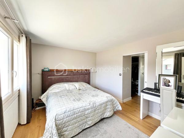 Idéalement située à Challes-les-Eaux, dans un environnement particulièrement recherché, au calme absolu au fond d’une impasse et à seulement à quelques minutes à pied du centre-ville, cette belle maison familiale saura séduire les amateurs d’espace, de tranquillité et de confort.

Édifiée sur un terrain de 680 m², cette maison développe 174 m² habitables (290 m² au sol) répartis sur trois niveaux, offrant de beaux volumes et une organisation idéale pour une grande famille.

Dès l’entrée, vous découvrirez une maison lumineuse bénéficiant d’une agréable exposition sud-ouest ainsi que d’une belle vue dégagée. Les espaces de vie profitent d’un accès direct aux grands balcons et à la terrasse exposés ouest, parfaits pour profiter des fins de journée ensoleillées.

L’agencement intérieur a été pensé pour offrir confort et fonctionnalité avec cinq grandes chambres, dont une véritable suite parentale au RDC comprenant dressing et salle de bains privative — un atout rare et particulièrement recherché. Des WC indépendants sont présents à chaque niveau ainsi qu'une salle d'eau à l'étage.

À l’extérieur, la maison offre différents espaces de vie permettant de profiter pleinement de chaque moment de la journée, avec un agréable coin jardin côté est.

Construite dans les années 70 et parfaitement entretenue, cette maison bénéficie de prestations de confort appréciables avec des menuiseries PVC en triple vitrage et des volets roulants électriques, garantissant confort thermique et tranquillité au quotidien. Elle est également équipée d’un chauffage performant aux granulés de bois (pellets), lui permettant d’obtenir un excellent classement énergétique (DPE C).

Un sous-sol total complète ces prestations avec de vastes espaces de stockage, une cave, un grand garage ainsi que des stationnements extérieur.

Son emplacement constitue un véritable point fort : située derrière le parc des Thermes, elle permet un accès rapide aux commodités, écoles, commerces et axes principaux tout en conservant un environnement résidentiel paisible.

Une maison aux volumes généreux et à l’emplacement privilégié, idéale pour une famille à la recherche d’espace et de qualité de vie.

Contactez moi si vous souhaitez organiser une visite.