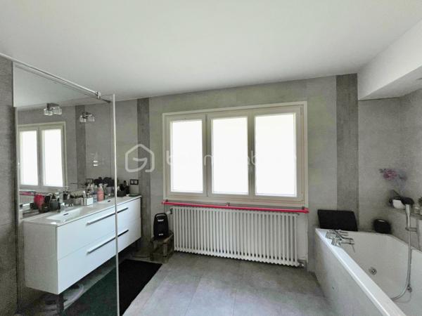 Idéalement située à Challes-les-Eaux, dans un environnement particulièrement recherché, au calme absolu au fond d’une impasse et à seulement à quelques minutes à pied du centre-ville, cette belle maison familiale saura séduire les amateurs d’espace, de tranquillité et de confort.

Édifiée sur un terrain de 680 m², cette maison développe 174 m² habitables (290 m² au sol) répartis sur trois niveaux, offrant de beaux volumes et une organisation idéale pour une grande famille.

Dès l’entrée, vous découvrirez une maison lumineuse bénéficiant d’une agréable exposition sud-ouest ainsi que d’une belle vue dégagée. Les espaces de vie profitent d’un accès direct aux grands balcons et à la terrasse exposés ouest, parfaits pour profiter des fins de journée ensoleillées.

L’agencement intérieur a été pensé pour offrir confort et fonctionnalité avec cinq grandes chambres, dont une véritable suite parentale au RDC comprenant dressing et salle de bains privative — un atout rare et particulièrement recherché. Des WC indépendants sont présents à chaque niveau ainsi qu'une salle d'eau à l'étage.

À l’extérieur, la maison offre différents espaces de vie permettant de profiter pleinement de chaque moment de la journée, avec un agréable coin jardin côté est.

Construite dans les années 70 et parfaitement entretenue, cette maison bénéficie de prestations de confort appréciables avec des menuiseries PVC en triple vitrage et des volets roulants électriques, garantissant confort thermique et tranquillité au quotidien. Elle est également équipée d’un chauffage performant aux granulés de bois (pellets), lui permettant d’obtenir un excellent classement énergétique (DPE C).

Un sous-sol total complète ces prestations avec de vastes espaces de stockage, une cave, un grand garage ainsi que des stationnements extérieur.

Son emplacement constitue un véritable point fort : située derrière le parc des Thermes, elle permet un accès rapide aux commodités, écoles, commerces et axes principaux tout en conservant un environnement résidentiel paisible.

Une maison aux volumes généreux et à l’emplacement privilégié, idéale pour une famille à la recherche d’espace et de qualité de vie.

Contactez moi si vous souhaitez organiser une visite.
