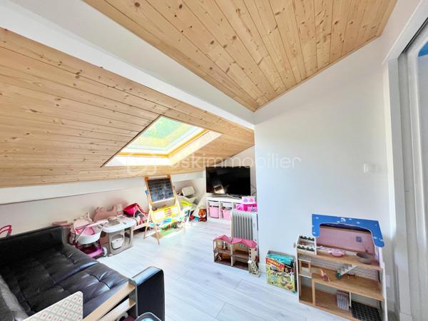 Idéalement située à Challes-les-Eaux, dans un environnement particulièrement recherché, au calme absolu au fond d’une impasse et à seulement à quelques minutes à pied du centre-ville, cette belle maison familiale saura séduire les amateurs d’espace, de tranquillité et de confort.

Édifiée sur un terrain de 680 m², cette maison développe 174 m² habitables (290 m² au sol) répartis sur trois niveaux, offrant de beaux volumes et une organisation idéale pour une grande famille.

Dès l’entrée, vous découvrirez une maison lumineuse bénéficiant d’une agréable exposition sud-ouest ainsi que d’une belle vue dégagée. Les espaces de vie profitent d’un accès direct aux grands balcons et à la terrasse exposés ouest, parfaits pour profiter des fins de journée ensoleillées.

L’agencement intérieur a été pensé pour offrir confort et fonctionnalité avec cinq grandes chambres, dont une véritable suite parentale au RDC comprenant dressing et salle de bains privative — un atout rare et particulièrement recherché. Des WC indépendants sont présents à chaque niveau ainsi qu'une salle d'eau à l'étage.

À l’extérieur, la maison offre différents espaces de vie permettant de profiter pleinement de chaque moment de la journée, avec un agréable coin jardin côté est.

Construite dans les années 70 et parfaitement entretenue, cette maison bénéficie de prestations de confort appréciables avec des menuiseries PVC en triple vitrage et des volets roulants électriques, garantissant confort thermique et tranquillité au quotidien. Elle est également équipée d’un chauffage performant aux granulés de bois (pellets), lui permettant d’obtenir un excellent classement énergétique (DPE C).

Un sous-sol total complète ces prestations avec de vastes espaces de stockage, une cave, un grand garage ainsi que des stationnements extérieur.

Son emplacement constitue un véritable point fort : située derrière le parc des Thermes, elle permet un accès rapide aux commodités, écoles, commerces et axes principaux tout en conservant un environnement résidentiel paisible.

Une maison aux volumes généreux et à l’emplacement privilégié, idéale pour une famille à la recherche d’espace et de qualité de vie.

Contactez moi si vous souhaitez organiser une visite.