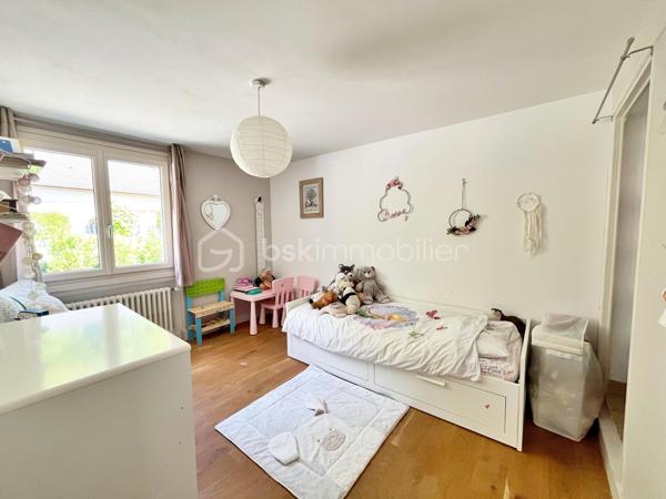 Idéalement située à Challes-les-Eaux, dans un environnement particulièrement recherché, au calme absolu au fond d’une impasse et à seulement à quelques minutes à pied du centre-ville, cette belle maison familiale saura séduire les amateurs d’espace, de tranquillité et de confort.

Édifiée sur un terrain de 680 m², cette maison développe 174 m² habitables (290 m² au sol) répartis sur trois niveaux, offrant de beaux volumes et une organisation idéale pour une grande famille.

Dès l’entrée, vous découvrirez une maison lumineuse bénéficiant d’une agréable exposition sud-ouest ainsi que d’une belle vue dégagée. Les espaces de vie profitent d’un accès direct aux grands balcons et à la terrasse exposés ouest, parfaits pour profiter des fins de journée ensoleillées.

L’agencement intérieur a été pensé pour offrir confort et fonctionnalité avec cinq grandes chambres, dont une véritable suite parentale au RDC comprenant dressing et salle de bains privative — un atout rare et particulièrement recherché. Des WC indépendants sont présents à chaque niveau ainsi qu'une salle d'eau à l'étage.

À l’extérieur, la maison offre différents espaces de vie permettant de profiter pleinement de chaque moment de la journée, avec un agréable coin jardin côté est.

Construite dans les années 70 et parfaitement entretenue, cette maison bénéficie de prestations de confort appréciables avec des menuiseries PVC en triple vitrage et des volets roulants électriques, garantissant confort thermique et tranquillité au quotidien. Elle est également équipée d’un chauffage performant aux granulés de bois (pellets), lui permettant d’obtenir un excellent classement énergétique (DPE C).

Un sous-sol total complète ces prestations avec de vastes espaces de stockage, une cave, un grand garage ainsi que des stationnements extérieur.

Son emplacement constitue un véritable point fort : située derrière le parc des Thermes, elle permet un accès rapide aux commodités, écoles, commerces et axes principaux tout en conservant un environnement résidentiel paisible.

Une maison aux volumes généreux et à l’emplacement privilégié, idéale pour une famille à la recherche d’espace et de qualité de vie.

Contactez moi si vous souhaitez organiser une visite.