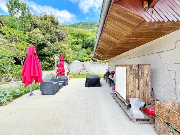 Idéalement située à Challes-les-Eaux, dans un environnement particulièrement recherché, au calme absolu au fond d’une impasse et à seulement à quelques minutes à pied du centre-ville, cette belle maison familiale saura séduire les amateurs d’espace, de tranquillité et de confort.

Édifiée sur un terrain de 680 m², cette maison développe 174 m² habitables (290 m² au sol) répartis sur trois niveaux, offrant de beaux volumes et une organisation idéale pour une grande famille.

Dès l’entrée, vous découvrirez une maison lumineuse bénéficiant d’une agréable exposition sud-ouest ainsi que d’une belle vue dégagée. Les espaces de vie profitent d’un accès direct aux grands balcons et à la terrasse exposés ouest, parfaits pour profiter des fins de journée ensoleillées.

L’agencement intérieur a été pensé pour offrir confort et fonctionnalité avec cinq grandes chambres, dont une véritable suite parentale au RDC comprenant dressing et salle de bains privative — un atout rare et particulièrement recherché. Des WC indépendants sont présents à chaque niveau ainsi qu'une salle d'eau à l'étage.

À l’extérieur, la maison offre différents espaces de vie permettant de profiter pleinement de chaque moment de la journée, avec un agréable coin jardin côté est.

Construite dans les années 70 et parfaitement entretenue, cette maison bénéficie de prestations de confort appréciables avec des menuiseries PVC en triple vitrage et des volets roulants électriques, garantissant confort thermique et tranquillité au quotidien. Elle est également équipée d’un chauffage performant aux granulés de bois (pellets), lui permettant d’obtenir un excellent classement énergétique (DPE C).

Un sous-sol total complète ces prestations avec de vastes espaces de stockage, une cave, un grand garage ainsi que des stationnements extérieur.

Son emplacement constitue un véritable point fort : située derrière le parc des Thermes, elle permet un accès rapide aux commodités, écoles, commerces et axes principaux tout en conservant un environnement résidentiel paisible.

Une maison aux volumes généreux et à l’emplacement privilégié, idéale pour une famille à la recherche d’espace et de qualité de vie.

Contactez moi si vous souhaitez organiser une visite.