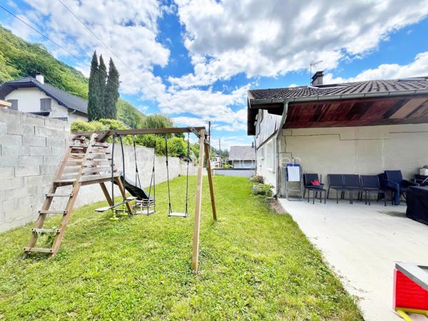 Idéalement située à Challes-les-Eaux, dans un environnement particulièrement recherché, au calme absolu au fond d’une impasse et à seulement à quelques minutes à pied du centre-ville, cette belle maison familiale saura séduire les amateurs d’espace, de tranquillité et de confort.

Édifiée sur un terrain de 680 m², cette maison développe 174 m² habitables (290 m² au sol) répartis sur trois niveaux, offrant de beaux volumes et une organisation idéale pour une grande famille.

Dès l’entrée, vous découvrirez une maison lumineuse bénéficiant d’une agréable exposition sud-ouest ainsi que d’une belle vue dégagée. Les espaces de vie profitent d’un accès direct aux grands balcons et à la terrasse exposés ouest, parfaits pour profiter des fins de journée ensoleillées.

L’agencement intérieur a été pensé pour offrir confort et fonctionnalité avec cinq grandes chambres, dont une véritable suite parentale au RDC comprenant dressing et salle de bains privative — un atout rare et particulièrement recherché. Des WC indépendants sont présents à chaque niveau ainsi qu'une salle d'eau à l'étage.

À l’extérieur, la maison offre différents espaces de vie permettant de profiter pleinement de chaque moment de la journée, avec un agréable coin jardin côté est.

Construite dans les années 70 et parfaitement entretenue, cette maison bénéficie de prestations de confort appréciables avec des menuiseries PVC en triple vitrage et des volets roulants électriques, garantissant confort thermique et tranquillité au quotidien. Elle est également équipée d’un chauffage performant aux granulés de bois (pellets), lui permettant d’obtenir un excellent classement énergétique (DPE C).

Un sous-sol total complète ces prestations avec de vastes espaces de stockage, une cave, un grand garage ainsi que des stationnements extérieur.

Son emplacement constitue un véritable point fort : située derrière le parc des Thermes, elle permet un accès rapide aux commodités, écoles, commerces et axes principaux tout en conservant un environnement résidentiel paisible.

Une maison aux volumes généreux et à l’emplacement privilégié, idéale pour une famille à la recherche d’espace et de qualité de vie.

Contactez moi si vous souhaitez organiser une visite.