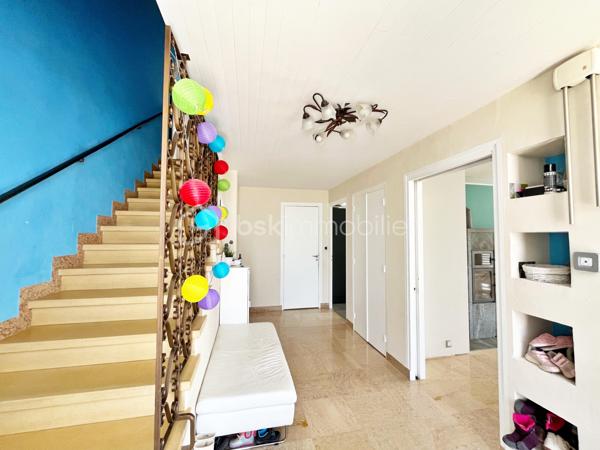 Idéalement située à Challes-les-Eaux, dans un environnement particulièrement recherché, au calme absolu au fond d’une impasse et à seulement à quelques minutes à pied du centre-ville, cette belle maison familiale saura séduire les amateurs d’espace, de tranquillité et de confort.

Édifiée sur un terrain de 680 m², cette maison développe 174 m² habitables (290 m² au sol) répartis sur trois niveaux, offrant de beaux volumes et une organisation idéale pour une grande famille.

Dès l’entrée, vous découvrirez une maison lumineuse bénéficiant d’une agréable exposition sud-ouest ainsi que d’une belle vue dégagée. Les espaces de vie profitent d’un accès direct aux grands balcons et à la terrasse exposés ouest, parfaits pour profiter des fins de journée ensoleillées.

L’agencement intérieur a été pensé pour offrir confort et fonctionnalité avec cinq grandes chambres, dont une véritable suite parentale au RDC comprenant dressing et salle de bains privative — un atout rare et particulièrement recherché. Des WC indépendants sont présents à chaque niveau ainsi qu'une salle d'eau à l'étage.

À l’extérieur, la maison offre différents espaces de vie permettant de profiter pleinement de chaque moment de la journée, avec un agréable coin jardin côté est.

Construite dans les années 70 et parfaitement entretenue, cette maison bénéficie de prestations de confort appréciables avec des menuiseries PVC en triple vitrage et des volets roulants électriques, garantissant confort thermique et tranquillité au quotidien. Elle est également équipée d’un chauffage performant aux granulés de bois (pellets), lui permettant d’obtenir un excellent classement énergétique (DPE C).

Un sous-sol total complète ces prestations avec de vastes espaces de stockage, une cave, un grand garage ainsi que des stationnements extérieur.

Son emplacement constitue un véritable point fort : située derrière le parc des Thermes, elle permet un accès rapide aux commodités, écoles, commerces et axes principaux tout en conservant un environnement résidentiel paisible.

Une maison aux volumes généreux et à l’emplacement privilégié, idéale pour une famille à la recherche d’espace et de qualité de vie.

Contactez moi si vous souhaitez organiser une visite.
