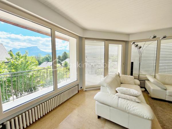 Idéalement située à Challes-les-Eaux, dans un environnement particulièrement recherché, au calme absolu au fond d’une impasse et à seulement à quelques minutes à pied du centre-ville, cette belle maison familiale saura séduire les amateurs d’espace, de tranquillité et de confort.

Édifiée sur un terrain de 680 m², cette maison développe 174 m² habitables (290 m² au sol) répartis sur trois niveaux, offrant de beaux volumes et une organisation idéale pour une grande famille.

Dès l’entrée, vous découvrirez une maison lumineuse bénéficiant d’une agréable exposition sud-ouest ainsi que d’une belle vue dégagée. Les espaces de vie profitent d’un accès direct aux grands balcons et à la terrasse exposés ouest, parfaits pour profiter des fins de journée ensoleillées.

L’agencement intérieur a été pensé pour offrir confort et fonctionnalité avec cinq grandes chambres, dont une véritable suite parentale au RDC comprenant dressing et salle de bains privative — un atout rare et particulièrement recherché. Des WC indépendants sont présents à chaque niveau ainsi qu'une salle d'eau à l'étage.

À l’extérieur, la maison offre différents espaces de vie permettant de profiter pleinement de chaque moment de la journée, avec un agréable coin jardin côté est.

Construite dans les années 70 et parfaitement entretenue, cette maison bénéficie de prestations de confort appréciables avec des menuiseries PVC en triple vitrage et des volets roulants électriques, garantissant confort thermique et tranquillité au quotidien. Elle est également équipée d’un chauffage performant aux granulés de bois (pellets), lui permettant d’obtenir un excellent classement énergétique (DPE C).

Un sous-sol total complète ces prestations avec de vastes espaces de stockage, une cave, un grand garage ainsi que des stationnements extérieur.

Son emplacement constitue un véritable point fort : située derrière le parc des Thermes, elle permet un accès rapide aux commodités, écoles, commerces et axes principaux tout en conservant un environnement résidentiel paisible.

Une maison aux volumes généreux et à l’emplacement privilégié, idéale pour une famille à la recherche d’espace et de qualité de vie.

Contactez moi si vous souhaitez organiser une visite.