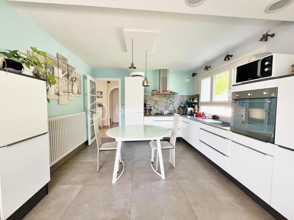 Idéalement située à Challes-les-Eaux, dans un environnement particulièrement recherché, au calme absolu au fond d’une impasse et à seulement à quelques minutes à pied du centre-ville, cette belle maison familiale saura séduire les amateurs d’espace, de tranquillité et de confort.

Édifiée sur un terrain de 680 m², cette maison développe 174 m² habitables (290 m² au sol) répartis sur trois niveaux, offrant de beaux volumes et une organisation idéale pour une grande famille.

Dès l’entrée, vous découvrirez une maison lumineuse bénéficiant d’une agréable exposition sud-ouest ainsi que d’une belle vue dégagée. Les espaces de vie profitent d’un accès direct aux grands balcons et à la terrasse exposés ouest, parfaits pour profiter des fins de journée ensoleillées.

L’agencement intérieur a été pensé pour offrir confort et fonctionnalité avec cinq grandes chambres, dont une véritable suite parentale au RDC comprenant dressing et salle de bains privative — un atout rare et particulièrement recherché. Des WC indépendants sont présents à chaque niveau ainsi qu'une salle d'eau à l'étage.

À l’extérieur, la maison offre différents espaces de vie permettant de profiter pleinement de chaque moment de la journée, avec un agréable coin jardin côté est.

Construite dans les années 70 et parfaitement entretenue, cette maison bénéficie de prestations de confort appréciables avec des menuiseries PVC en triple vitrage et des volets roulants électriques, garantissant confort thermique et tranquillité au quotidien. Elle est également équipée d’un chauffage performant aux granulés de bois (pellets), lui permettant d’obtenir un excellent classement énergétique (DPE C).

Un sous-sol total complète ces prestations avec de vastes espaces de stockage, une cave, un grand garage ainsi que des stationnements extérieur.

Son emplacement constitue un véritable point fort : située derrière le parc des Thermes, elle permet un accès rapide aux commodités, écoles, commerces et axes principaux tout en conservant un environnement résidentiel paisible.

Une maison aux volumes généreux et à l’emplacement privilégié, idéale pour une famille à la recherche d’espace et de qualité de vie.

Contactez moi si vous souhaitez organiser une visite.