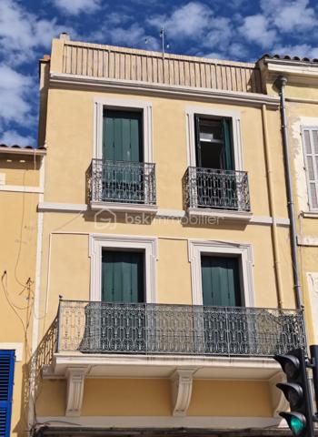 Vous recherchez un appartement pratique, accessible et proche de toutes les commodités ? Découvrez ce charmant T2 de 39 m², situé au 1er étage d'une petite copropriété.
L'appartement offre une distribution fonctionnelle avec une agréable pièce de vie, une chambre indépendante, une salle de bains et surtout un balcon, idéal pour profiter d'un petit extérieur au quotidien.
En bon état général, il dispose également de fenêtres en double vitrage et d'un chauffage individuel électrique.
Son véritable atout ? Son emplacement ! Commerces, transports, écoles et services du quotidien sont accessibles immédiatement à pied. Un supermarché se trouve à quelques mètres, tandis que boulangeries et transports sont également à proximité.
👉 Un bien particulièrement adapté à un premier achat ou à un investissement locatif, grâce à sa surface recherchée, son extérieur et son emplacement central.