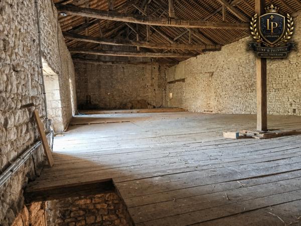 Bien de caractère chargé d'histoire à vendre LA MOTHE SAINT HERAY (79)