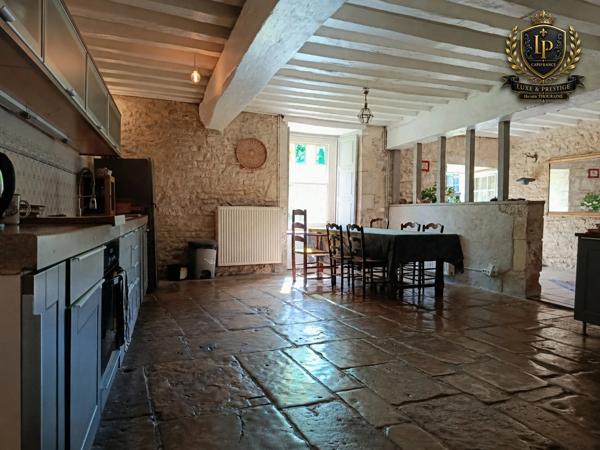 Bien de caractère chargé d'histoire à vendre LA MOTHE SAINT HERAY (79)