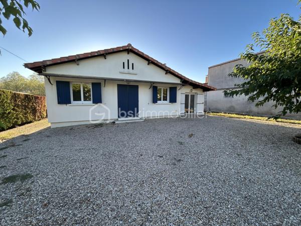Sur la commune de St Aigulin, BSK immobilier vous propose cette jolie maison de 74m2, à quelques minutes à pied du collège et quelques minutes en voiture des écoles et toutes les commodités.

Elle se compose d'une grande entrée de 19m2 pouvant devenir une nouvelle pièce puisque celle-ci comporte déjà un radiateur, une fenêtre et une porte fenêtre. Puis vous découvrirez la cuisine séparée, une salle d'eau, WC séparé, deux chambres ainsi que la pièce de vie de 18m2 avec sa fenêtre et sa porte fenêtre.

Un garage de 29m2 se trouve également sur la parcelle.

Le tout sur une parcelle de 1192m2.

Des travaux de rafraichissement sont à prévoir.