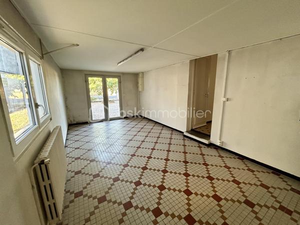 Sur la commune de St Aigulin, BSK immobilier vous propose cette jolie maison de 74m2, à quelques minutes à pied du collège et quelques minutes en voiture des écoles et toutes les commodités.

Elle se compose d'une grande entrée de 19m2 pouvant devenir une nouvelle pièce puisque celle-ci comporte déjà un radiateur, une fenêtre et une porte fenêtre. Puis vous découvrirez la cuisine séparée, une salle d'eau, WC séparé, deux chambres ainsi que la pièce de vie de 18m2 avec sa fenêtre et sa porte fenêtre.

Un garage de 29m2 se trouve également sur la parcelle.

Le tout sur une parcelle de 1192m2.

Des travaux de rafraichissement sont à prévoir.