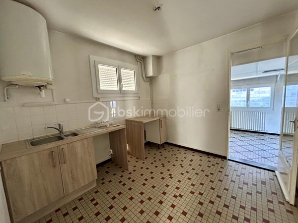 Sur la commune de St Aigulin, BSK immobilier vous propose cette jolie maison de 74m2, à quelques minutes à pied du collège et quelques minutes en voiture des écoles et toutes les commodités.

Elle se compose d'une grande entrée de 19m2 pouvant devenir une nouvelle pièce puisque celle-ci comporte déjà un radiateur, une fenêtre et une porte fenêtre. Puis vous découvrirez la cuisine séparée, une salle d'eau, WC séparé, deux chambres ainsi que la pièce de vie de 18m2 avec sa fenêtre et sa porte fenêtre.

Un garage de 29m2 se trouve également sur la parcelle.

Le tout sur une parcelle de 1192m2.

Des travaux de rafraichissement sont à prévoir.