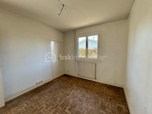Sur la commune de St Aigulin, BSK immobilier vous propose cette jolie maison de 74m2, à quelques minutes à pied du collège et quelques minutes en voiture des écoles et toutes les commodités.

Elle se compose d'une grande entrée de 19m2 pouvant devenir une nouvelle pièce puisque celle-ci comporte déjà un radiateur, une fenêtre et une porte fenêtre. Puis vous découvrirez la cuisine séparée, une salle d'eau, WC séparé, deux chambres ainsi que la pièce de vie de 18m2 avec sa fenêtre et sa porte fenêtre.

Un garage de 29m2 se trouve également sur la parcelle.

Le tout sur une parcelle de 1192m2.

Des travaux de rafraichissement sont à prévoir.