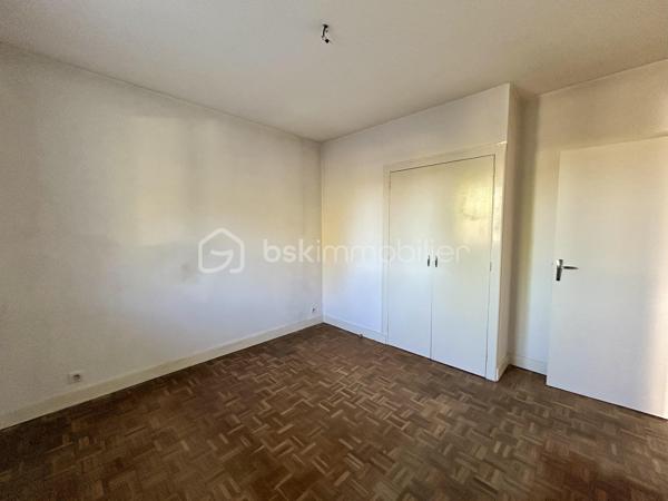 Sur la commune de St Aigulin, BSK immobilier vous propose cette jolie maison de 74m2, à quelques minutes à pied du collège et quelques minutes en voiture des écoles et toutes les commodités.

Elle se compose d'une grande entrée de 19m2 pouvant devenir une nouvelle pièce puisque celle-ci comporte déjà un radiateur, une fenêtre et une porte fenêtre. Puis vous découvrirez la cuisine séparée, une salle d'eau, WC séparé, deux chambres ainsi que la pièce de vie de 18m2 avec sa fenêtre et sa porte fenêtre.

Un garage de 29m2 se trouve également sur la parcelle.

Le tout sur une parcelle de 1192m2.

Des travaux de rafraichissement sont à prévoir.