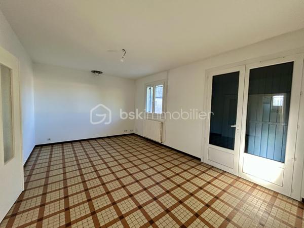 Sur la commune de St Aigulin, BSK immobilier vous propose cette jolie maison de 74m2, à quelques minutes à pied du collège et quelques minutes en voiture des écoles et toutes les commodités.

Elle se compose d'une grande entrée de 19m2 pouvant devenir une nouvelle pièce puisque celle-ci comporte déjà un radiateur, une fenêtre et une porte fenêtre. Puis vous découvrirez la cuisine séparée, une salle d'eau, WC séparé, deux chambres ainsi que la pièce de vie de 18m2 avec sa fenêtre et sa porte fenêtre.

Un garage de 29m2 se trouve également sur la parcelle.

Le tout sur une parcelle de 1192m2.

Des travaux de rafraichissement sont à prévoir.