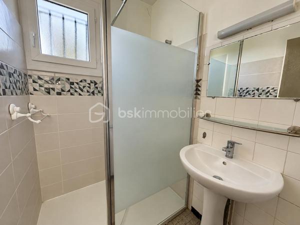 Sur la commune de St Aigulin, BSK immobilier vous propose cette jolie maison de 74m2, à quelques minutes à pied du collège et quelques minutes en voiture des écoles et toutes les commodités.

Elle se compose d'une grande entrée de 19m2 pouvant devenir une nouvelle pièce puisque celle-ci comporte déjà un radiateur, une fenêtre et une porte fenêtre. Puis vous découvrirez la cuisine séparée, une salle d'eau, WC séparé, deux chambres ainsi que la pièce de vie de 18m2 avec sa fenêtre et sa porte fenêtre.

Un garage de 29m2 se trouve également sur la parcelle.

Le tout sur une parcelle de 1192m2.

Des travaux de rafraichissement sont à prévoir.