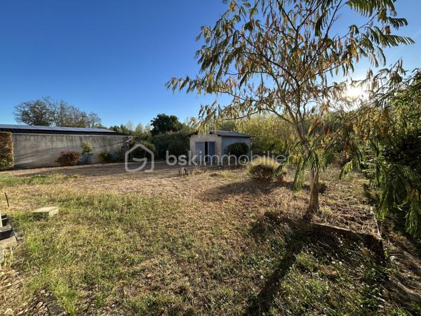 Sur la commune de St Aigulin, BSK immobilier vous propose cette jolie maison de 74m2, à quelques minutes à pied du collège et quelques minutes en voiture des écoles et toutes les commodités.

Elle se compose d'une grande entrée de 19m2 pouvant devenir une nouvelle pièce puisque celle-ci comporte déjà un radiateur, une fenêtre et une porte fenêtre. Puis vous découvrirez la cuisine séparée, une salle d'eau, WC séparé, deux chambres ainsi que la pièce de vie de 18m2 avec sa fenêtre et sa porte fenêtre.

Un garage de 29m2 se trouve également sur la parcelle.

Le tout sur une parcelle de 1192m2.

Des travaux de rafraichissement sont à prévoir.