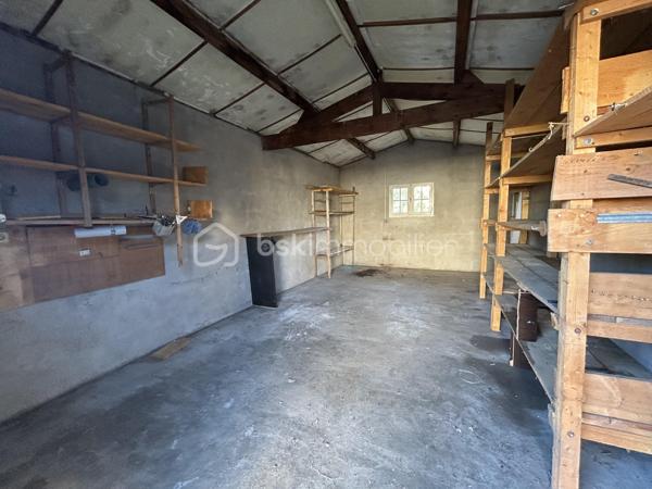 Sur la commune de St Aigulin, BSK immobilier vous propose cette jolie maison de 74m2, à quelques minutes à pied du collège et quelques minutes en voiture des écoles et toutes les commodités.

Elle se compose d'une grande entrée de 19m2 pouvant devenir une nouvelle pièce puisque celle-ci comporte déjà un radiateur, une fenêtre et une porte fenêtre. Puis vous découvrirez la cuisine séparée, une salle d'eau, WC séparé, deux chambres ainsi que la pièce de vie de 18m2 avec sa fenêtre et sa porte fenêtre.

Un garage de 29m2 se trouve également sur la parcelle.

Le tout sur une parcelle de 1192m2.

Des travaux de rafraichissement sont à prévoir.