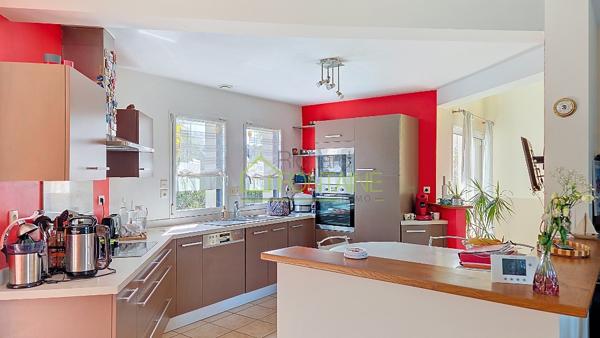 Exclusivité ! Rare sur le marché maison avec 6 chambres dont 3 au rdc et 3 salles de bains/eau 170 m2