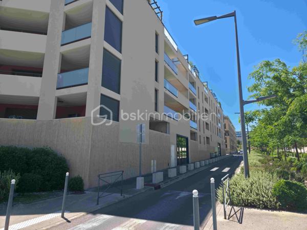 Résidence récente, environnement calme et agréable.

Idéal pour un premier achat, un pied-à-terre ou un investissement.

📍 Situé dans le secteur recherché de La Duranne, cet agréable appartement T2 d’environ 40 m² séduira par sa luminosité, son environnement agréable et sa proximité immédiate des commodités, des commerces, restaurants, des axes routiers, de la gare TGV et des pôles d’activités d’Aix-en-Provence. La Duranne est un quartier dynamique et prisé, particulièrement apprécié pour sa qualité de vie et son emplacement stratégique.

Dès l’entrée, vous découvrirez une belle pièce de vie baignée de lumière grâce à une large baie vitrée ouvrant sur une agréable terrasse. La cuisine ouverte s’intègre parfaitement à l’espace séjour pour offrir un cadre de vie moderne et convivial.

L’appartement dispose également :

* d’une chambre confortable,
* d’une salle d’eau moderne,
* de nombreux rangements,
* Terrasse de 10 m²
* Garage fermé privatif en sous-sol,
* Quartier résidentiel calme
* d’une terrasse idéale pour profiter des beaux jours.

Vous n'avez plus qu'à poser vos valises! 📞 Une visite s’impose pour découvrir tout son potentiel. N’attendez plus pour me contacter !