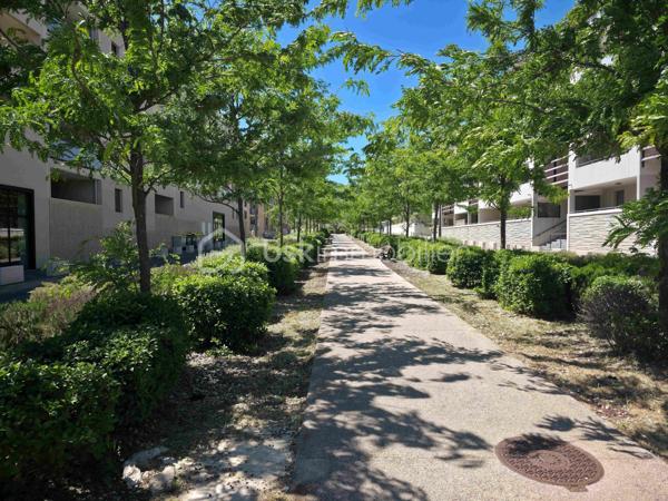 Résidence récente, environnement calme et agréable.

Idéal pour un premier achat, un pied-à-terre ou un investissement.

📍 Situé dans le secteur recherché de La Duranne, cet agréable appartement T2 d’environ 40 m² séduira par sa luminosité, son environnement agréable et sa proximité immédiate des commodités, des commerces, restaurants, des axes routiers, de la gare TGV et des pôles d’activités d’Aix-en-Provence. La Duranne est un quartier dynamique et prisé, particulièrement apprécié pour sa qualité de vie et son emplacement stratégique.

Dès l’entrée, vous découvrirez une belle pièce de vie baignée de lumière grâce à une large baie vitrée ouvrant sur une agréable terrasse. La cuisine ouverte s’intègre parfaitement à l’espace séjour pour offrir un cadre de vie moderne et convivial.

L’appartement dispose également :

* d’une chambre confortable,
* d’une salle d’eau moderne,
* de nombreux rangements,
* Terrasse de 10 m²
* Garage fermé privatif en sous-sol,
* Quartier résidentiel calme
* d’une terrasse idéale pour profiter des beaux jours.

Vous n'avez plus qu'à poser vos valises! 📞 Une visite s’impose pour découvrir tout son potentiel. N’attendez plus pour me contacter !